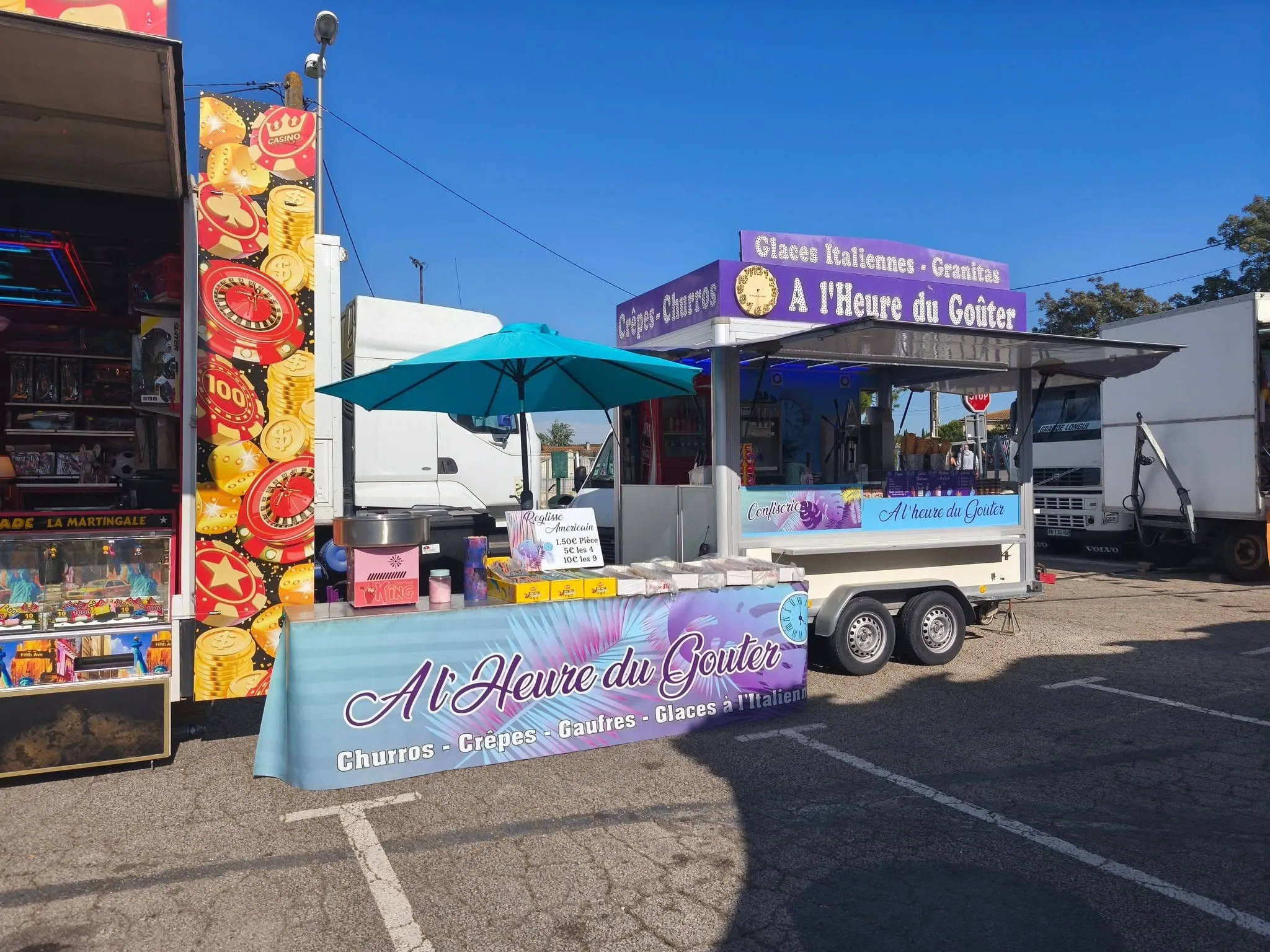 La remorque A l’Heure du Goûter, avec ses enseignes crêpes, churros, glaces italiennes et granitas
