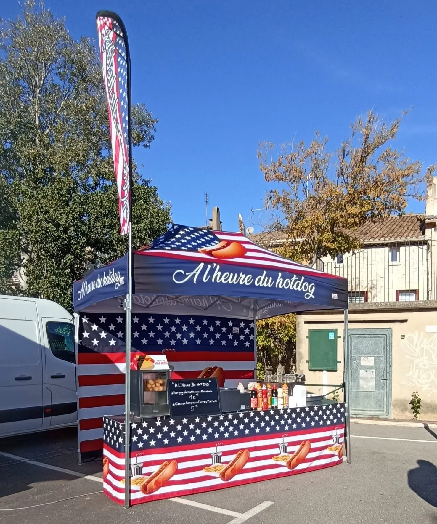 Le stand A l’heure du hotdog, barnum aux couleurs du drapeau américain